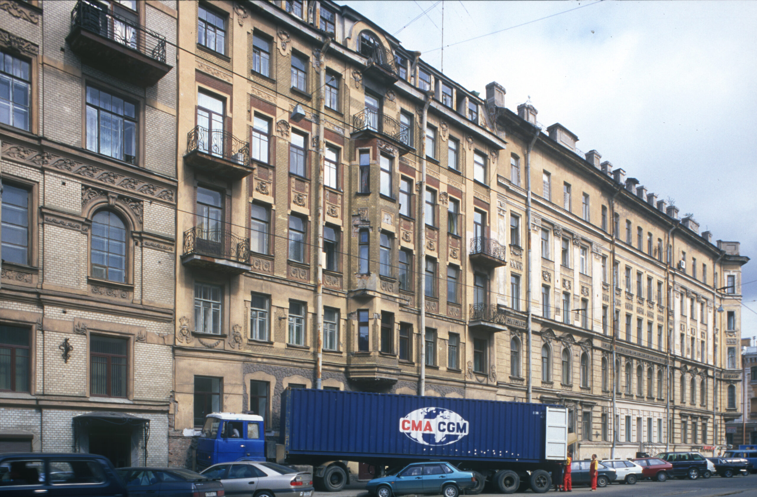apartment building. click on image to open Edel'guaz page